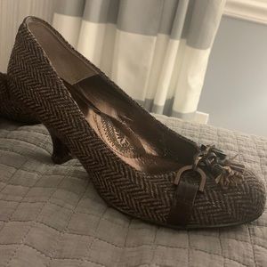 Brown cloth heel by Sofft